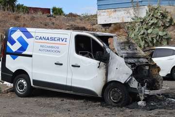 Imágenes de algunos de los vehículos afectados por los incendios en el parquin de Arnao y solar de Punto Fielato/TA.